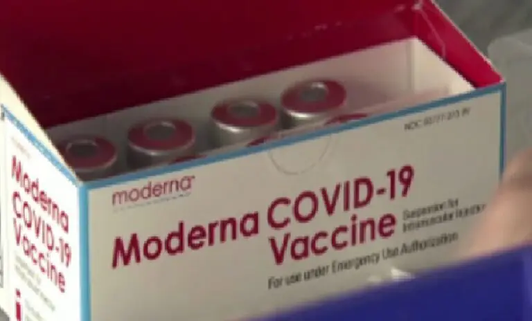 Vaccino, domani arriva pure Moderna. Campania al 101% di dosi Pfizer: spiegato il motivo
