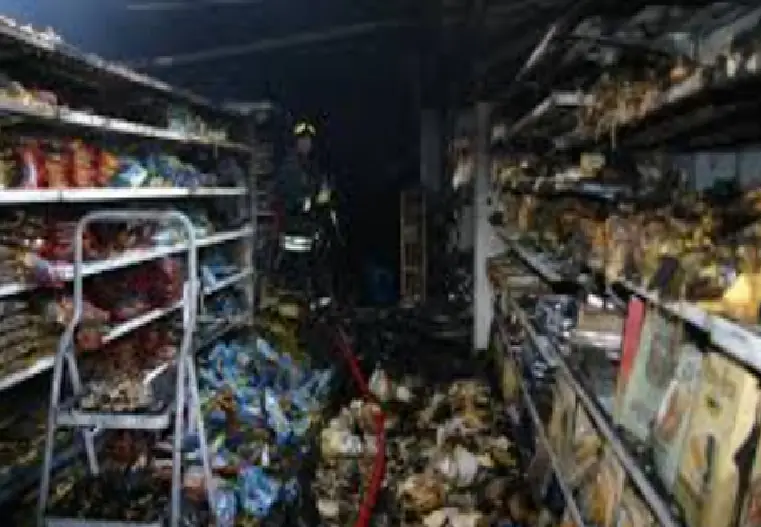 Fiamme nel supermercato, merce distrutta: Nas chiudono tutto