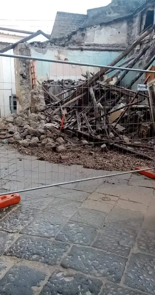 Maltempo, crolla muro di un immobile: area chiusa. LE FOTO