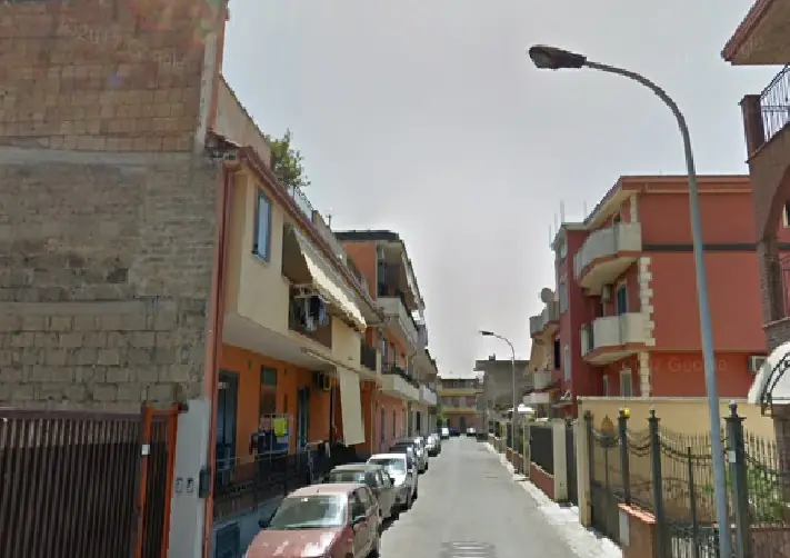 Rione alla rovescia: strada illuminata di giorno e al buio di notte