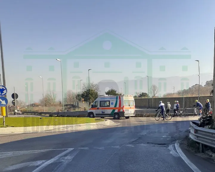Auto travolge due operai in bici: 42enne muore, l’altro è grave. IL NOME