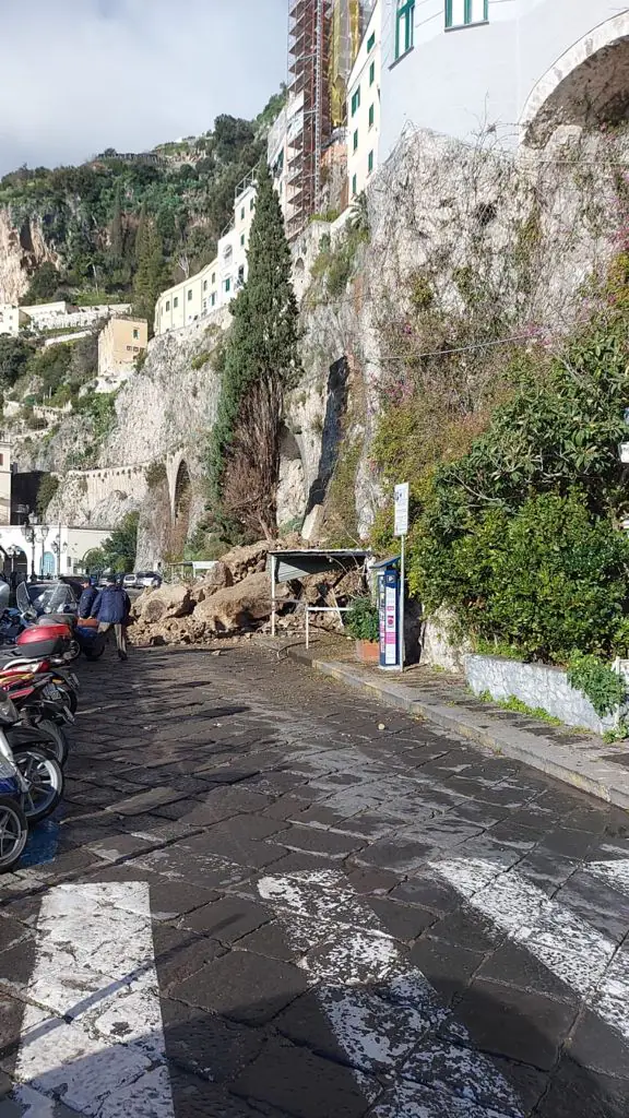 Frana il costone della Statale: si scava tra le macerie