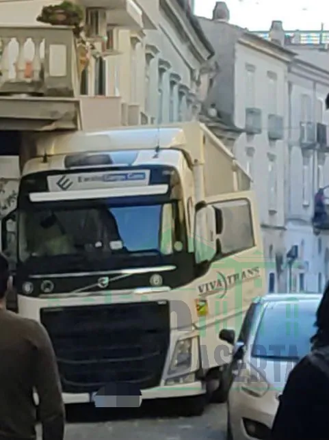 Tir con rimorchio becca balcone in centro: ci sono danni