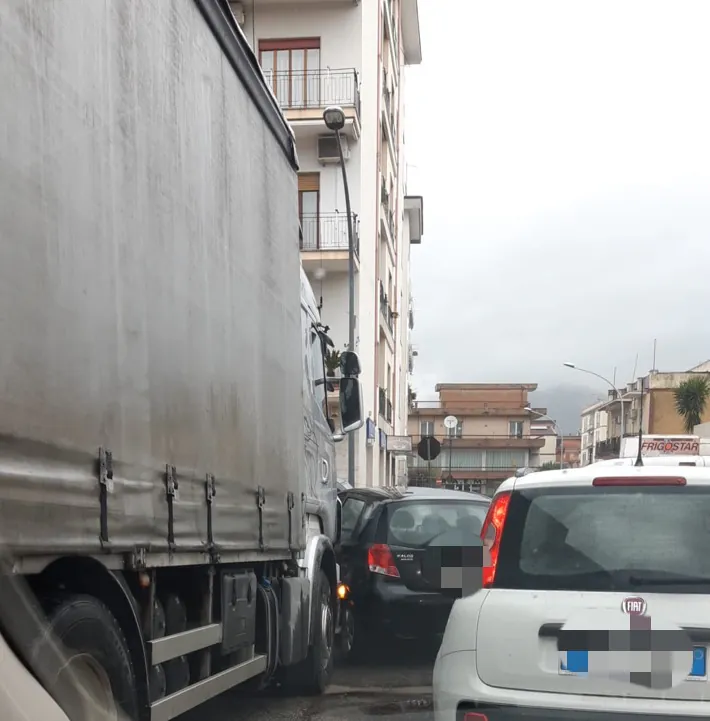 Appia bloccata dopo un contatto tra un tir ed un’utilitaria