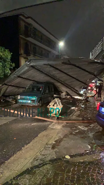 Choc a Napoli, tetto di una casa centra furgone in transito