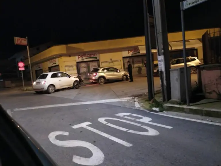 Incidente al solito incrocio: coinvolte due Fiat 500