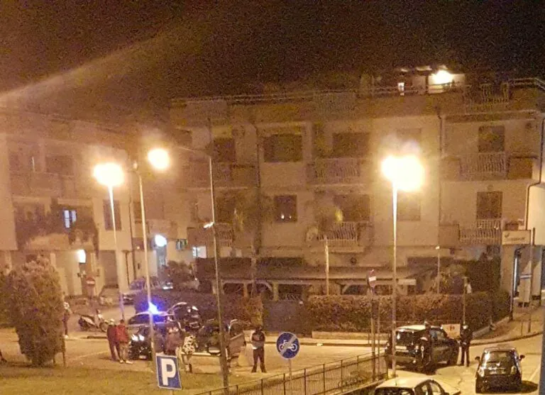Carnevale di follia al parco, presa a calci l’auto dei vigili: scatta provvedimento