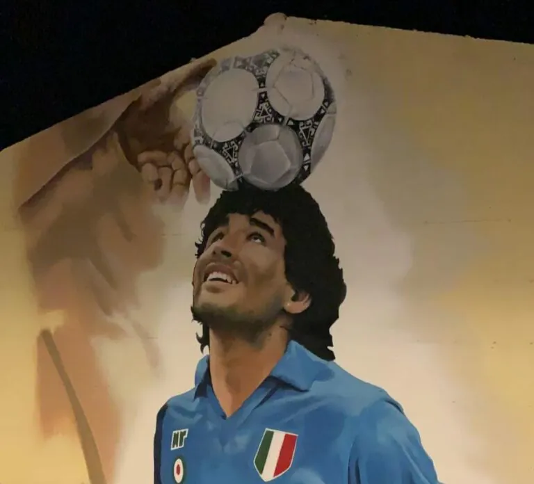 Imbrattato il nuovo murales di Maradona a Caserta: l’artista corre ai ripari e lo completa. VIDEO