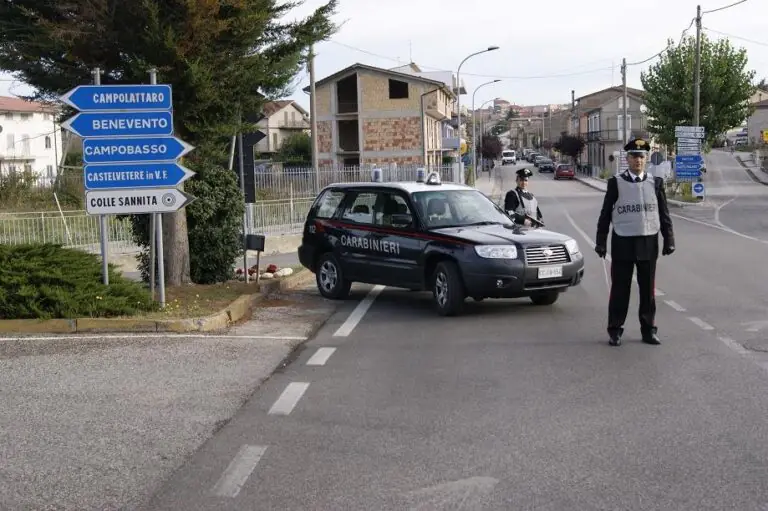 Sorpresi a bere al bar uno addosso all’altro: scattano 7 multe