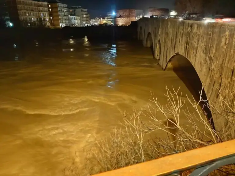 Volturno in piena, domani scuole chiuse. Le foto