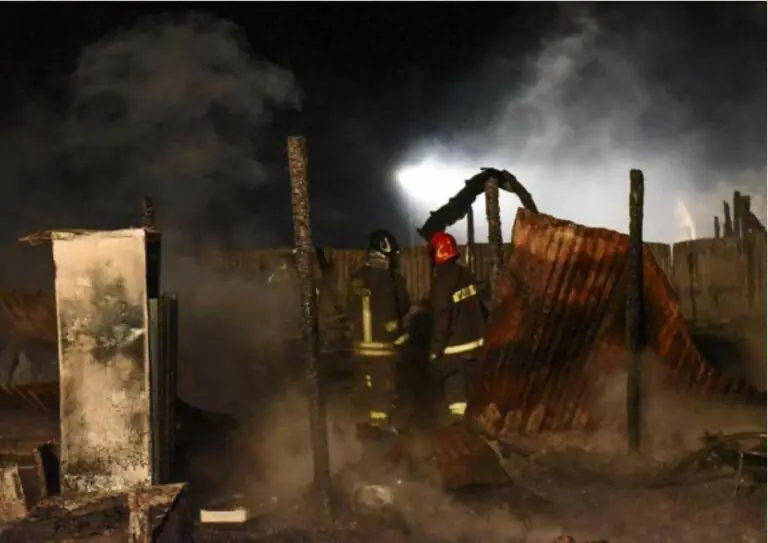 Inferno tra baracche, giovane muore carbonizzato. La rabbia del sindaco