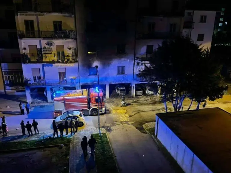 Attentato nel rione, avvistati gli autori del raid. Si teme faida per lo spaccio
