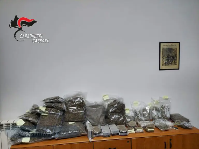 Trovato carico da 15 chili di droga in una Bmw abbandonata. FOTO
