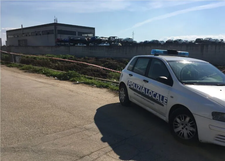 Discarica su un terreno, altro blitz della Municipale. LE FOTO