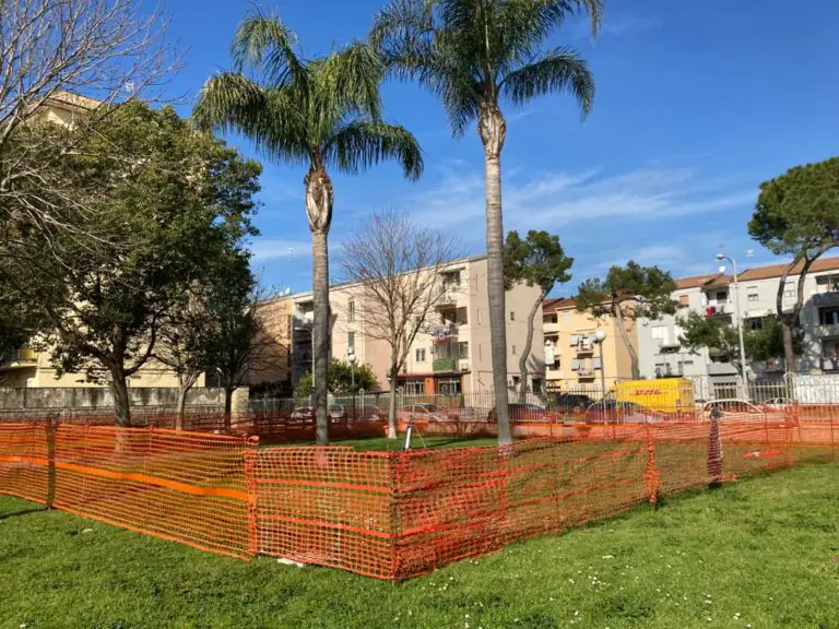 Via ai lavori alla villa comunale: parco giochi, giostrine e area dog