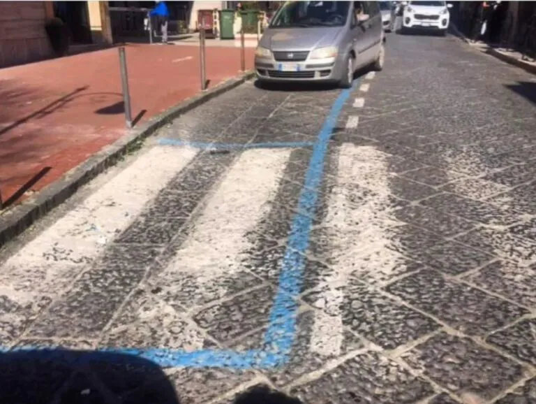 Parcheggio a pagamento sulle strisce pedonali, arriva Luca Abete. FOTO