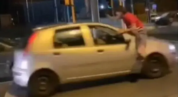 Si lanciano contro auto in corsa e pubblicano sfide su Tik Tok. L’allarme dal Casertano