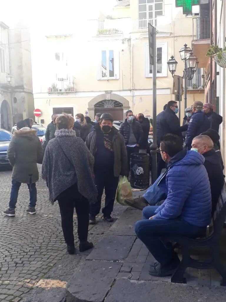 Mercato chiuso per emergenza pandemia, scatta protesta degli ambulanti. FOTO