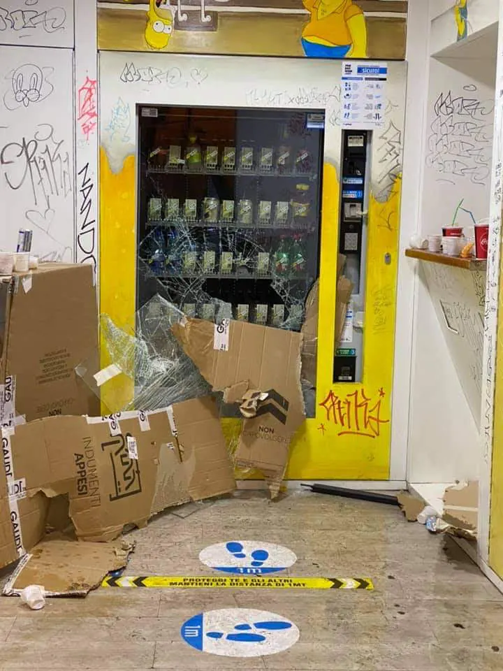 Distributore automatico razziato in centro: nei guai 2 giovanissimi