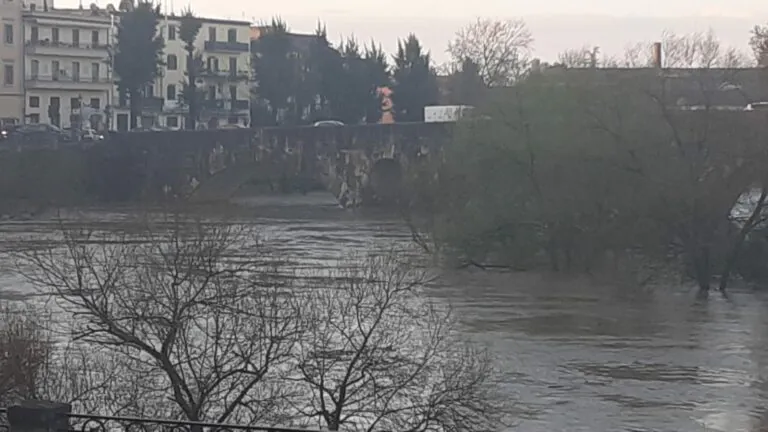 Risale il Volturno, allerta pure in centro. FOTO E VIDEO