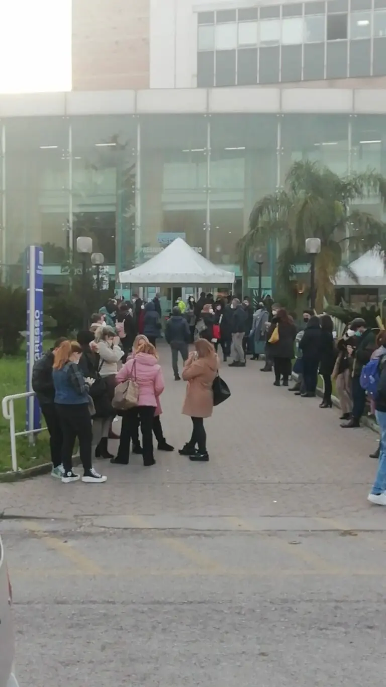 Via ai vaccini per i docenti, folla in ospedale. VIDEO E FOTO
