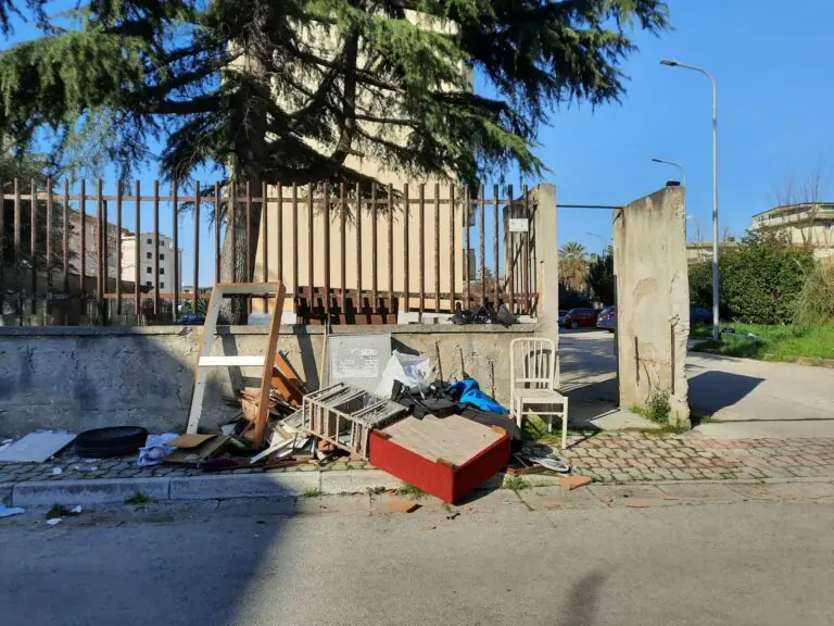 La discarica diventa bazar: cittadini portano via mobili abbandonati. LE FOTO