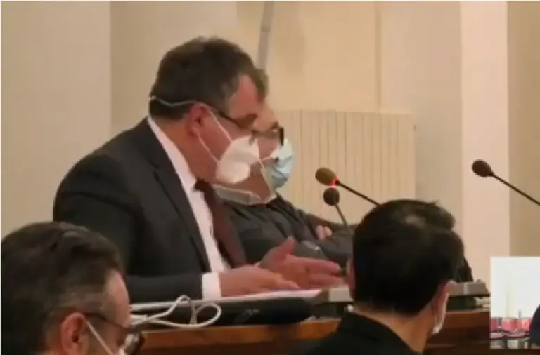 “Chiosco abusivo”: patron Icarus va dai carabinieri e denuncia Abbate