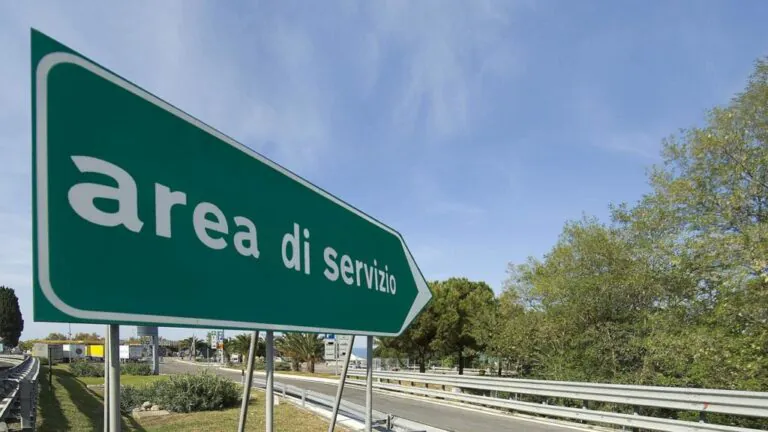 Tragedia in autostrada, muore nell’area di servizio: tornava dopo visita a parenti