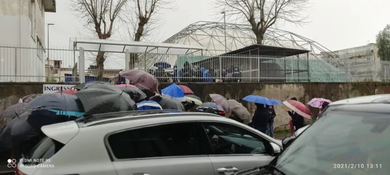 Assembramenti e bimbi in strada, caos all’uscita da scuola. FOTO