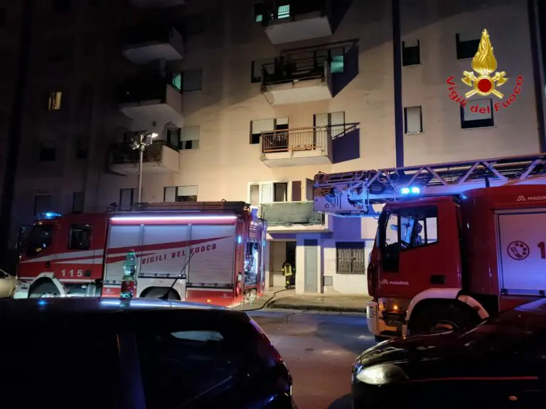 Fiamme in cucina, prende fuoco il palazzo: appartamenti sgomberati. FOTO
