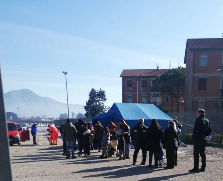Pasticcio buoni spesa: assembramenti alla consegna e manca il pin. FOTO