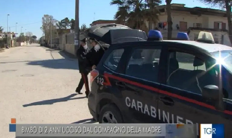 Badante affida figlio di 2 anni al compagno e lui lo uccide a botte. Scoperti altri maltrattamenti