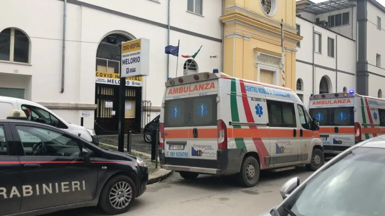 Caos al pronto soccorso, giovane muore dopo l’arrivo. Carabinieri sul posto