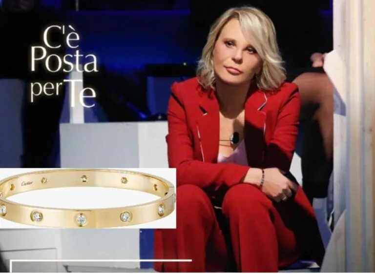 Tutti hanno notato il bracciale ‘Cartier’ di Maria in diretta: ecco quanto costa