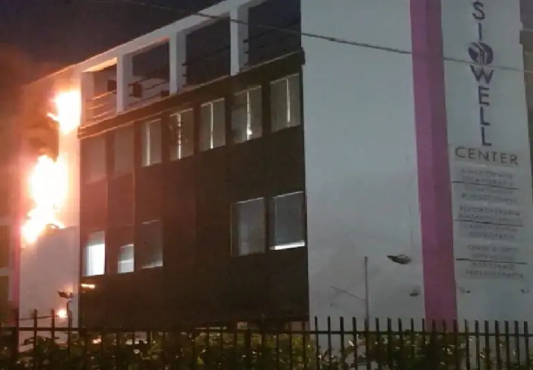 Fiamme nel centro estetico, arrivano i vigili del fuoco