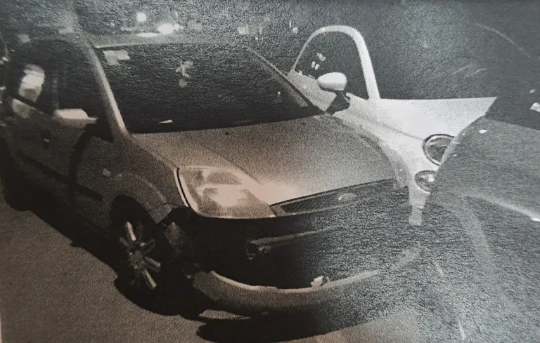 Si ubriaca oltre ogni limite, poi si mette alla guida e distrugge 3 auto in sosta