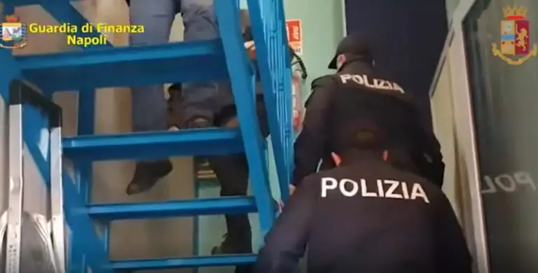 Rifiuti delle discariche gettati in mare: trovate mazzette a casa di “Totore a’ Cachera”. I patti e le cifre