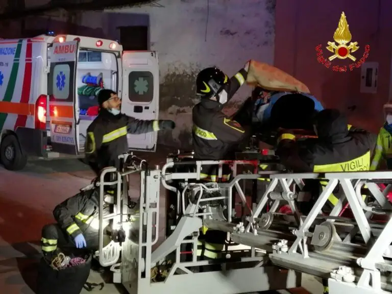 Intrappolata in casa, arrivano i vigili del fuoco: corsa in ospedale. LE FOTO