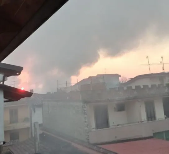 Incendio distrugge bar dell’Agro Aversano
