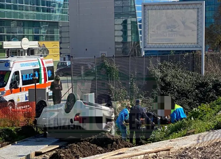 Auto si ribalta dopo scontro sulla Statale, feriti e code. LE FOTO
