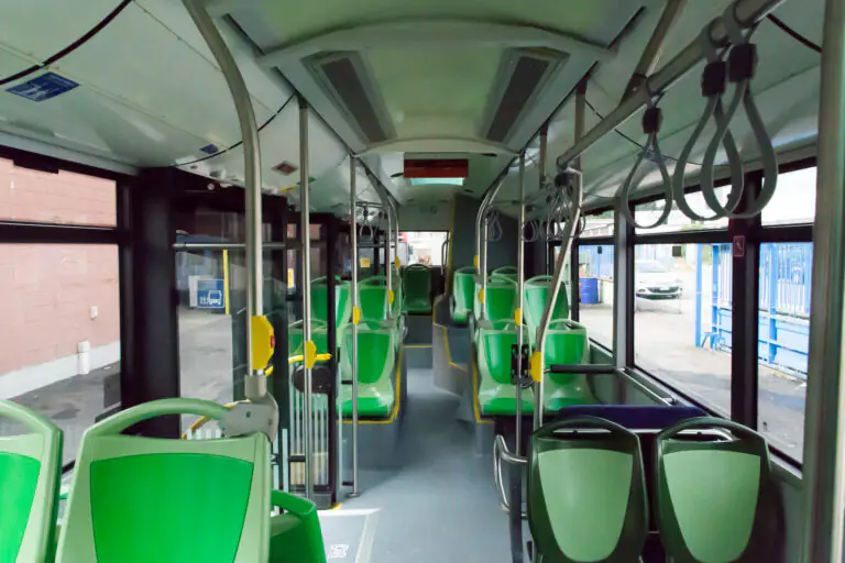 Gli chiede di indossare la mascherina e loro lo accoltellano: brutale aggressione sul bus