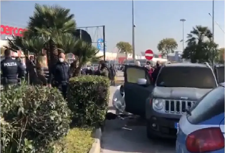 Ucciso davanti al centro commerciale, un noto imprenditore nell’auto dell’orrore