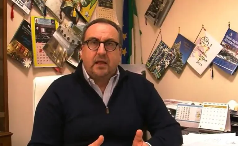 Contagio sale, sindaco chiude tre istituti. Un altro positivo al liceo