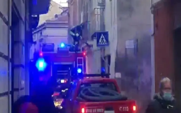Casa prende fuoco, anziana dà l’allarme: salvata grazie a pompiere libero dal servizio