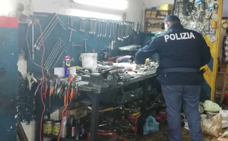 Blitz della polizia in officina, scatta il sequestro