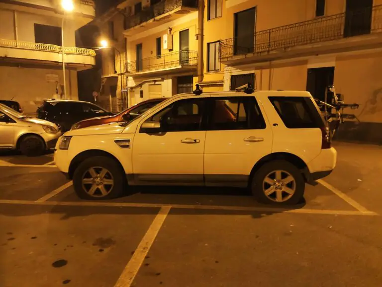 Tre auto danneggiate in pieno coprifuoco, vandali in azione in piazza. FOTO