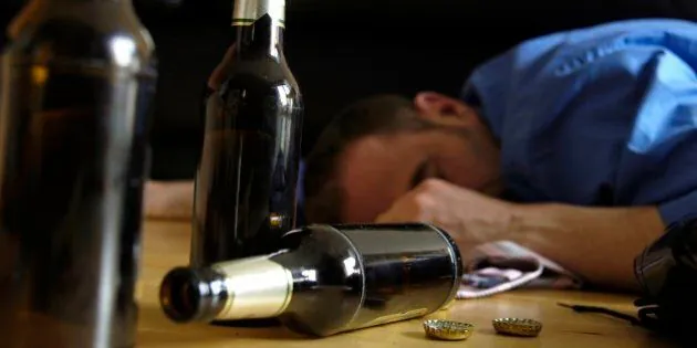 Si sbronza per dimenticare l’ex ma stramazza, choc in centro