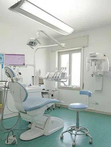Choc anafilattico durante intervento dal dentista: terrore per il parroco