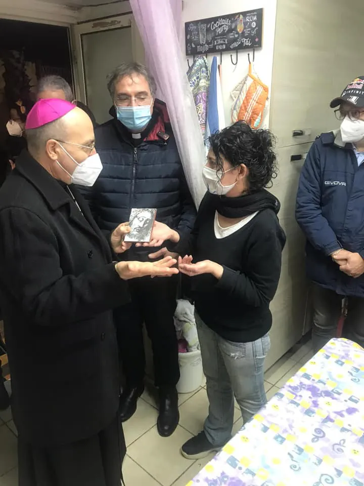 Il nuovo vescovo comincia dagli ultimi: la visita a sorpresa. LE FOTO