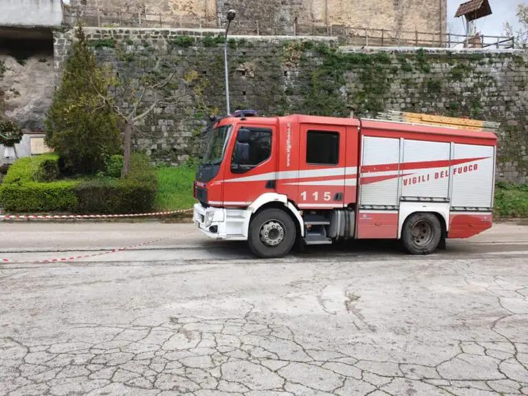 Frane, allagamenti e alberi crollati: notte di paura nel Casertano